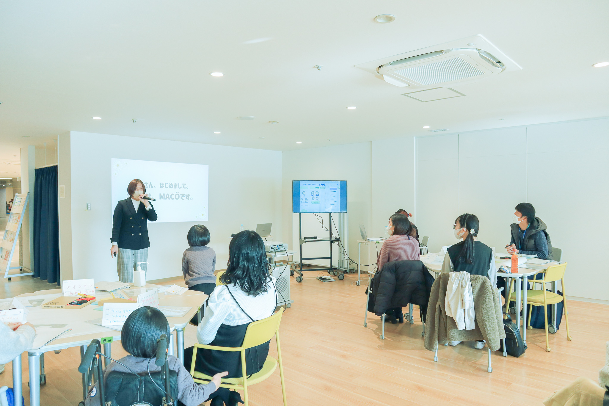 「ともぐらし」性のあり方編の会場。ゲストスピーカーが話し、参加者が聞いている様子