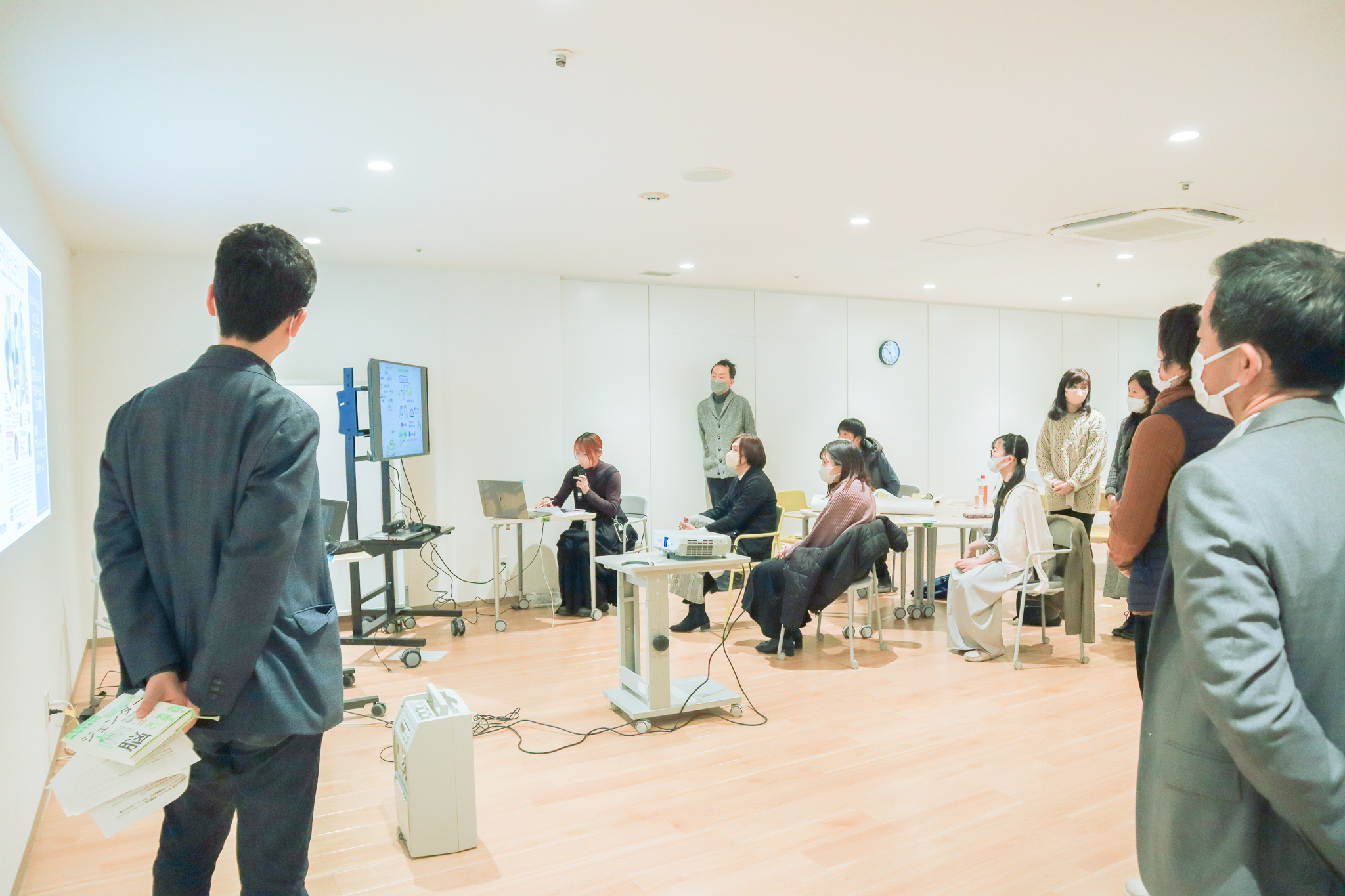 「ともぐらし」性のあり方編の会場。参加者がグループに分かれて座っている様子