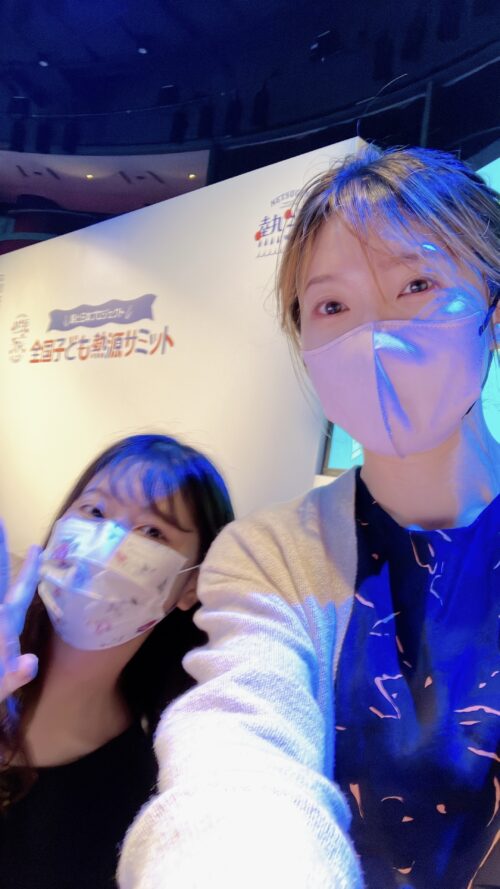 全国子ども熱源サミットの会場で、スタッフと一緒に撮った写真
