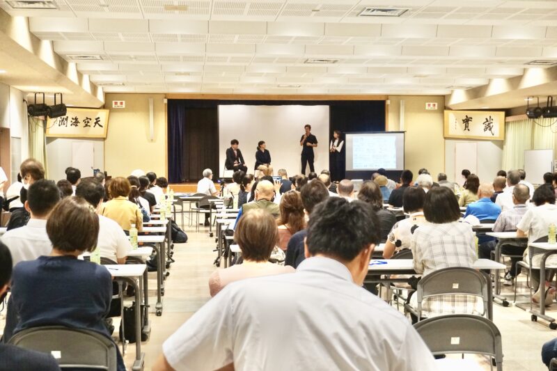 まちのコラボステーション きたじま オープニングイベント(2023年9月14日・北島町)の会場。登壇者が前に立ち、参加者が聞いている様子