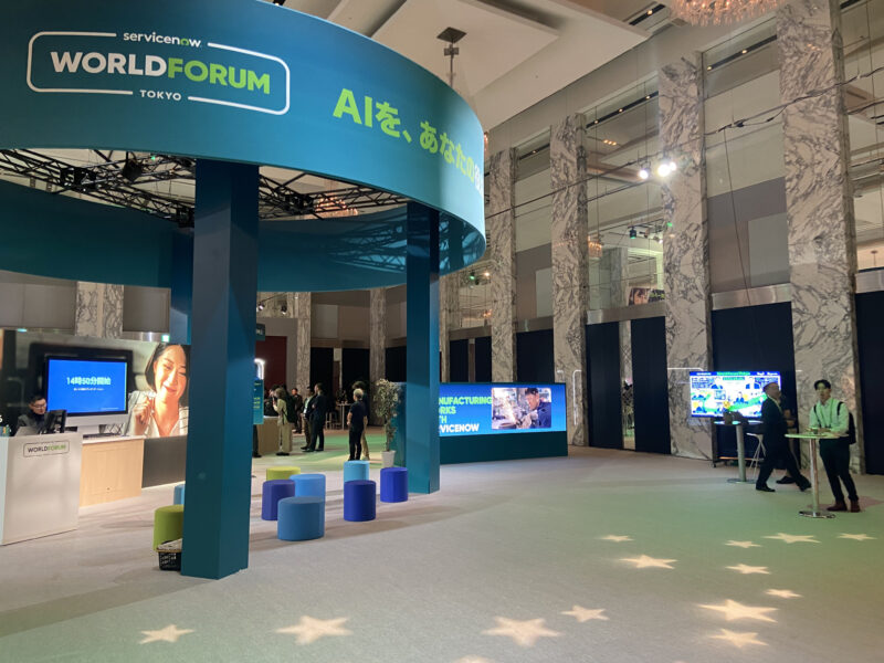 グラフィックレコーディング ServiceNow World Forum Tokyo 2024 の会場入口。「AIを、あなたの役に立つものへ。」のサイン