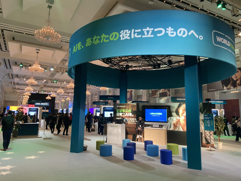 グラフィックレコーディング ServiceNow World Forum Tokyo 2024 会場。中央のサインを囲んで展示ブースが並ぶ