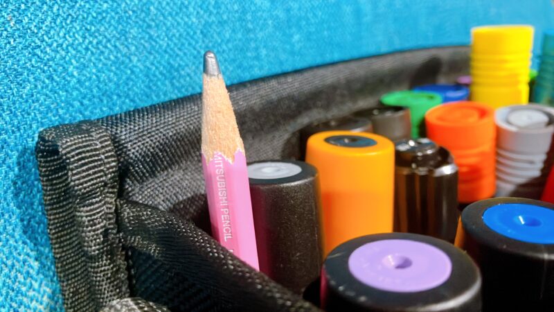 グラレコの便利道具。ペンケースに立てたマーカーと鉛筆