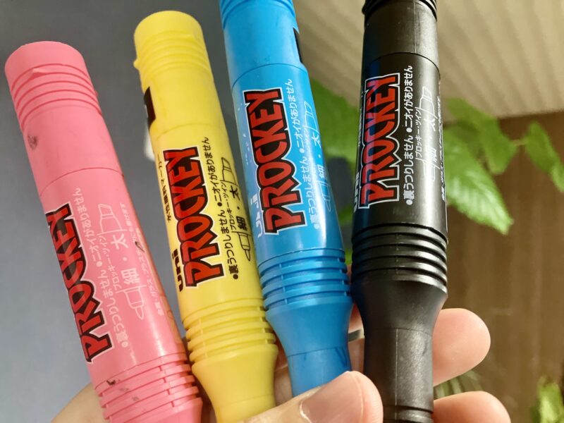 グラレコ用のペン。プロッキーの太字・細字タイプ4色