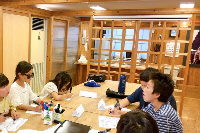 小学生向けグラレコ講座 の会場。参加した小学生が並んで描いている