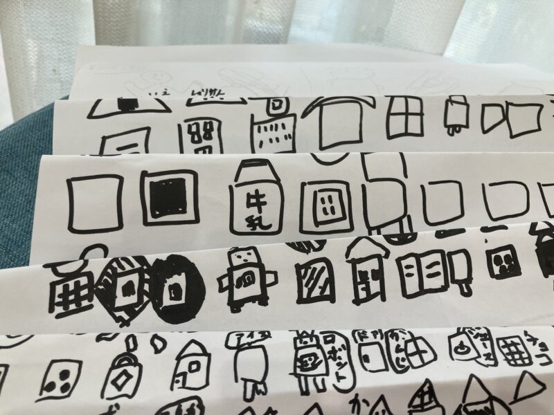 小学生向けグラレコ講座 で四角から描いたイラストが並んだ画用紙