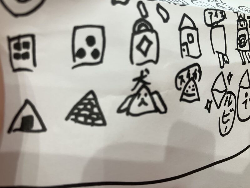 小学生向けグラレコ講座 で三角から描いたイラストが並んだ画用紙