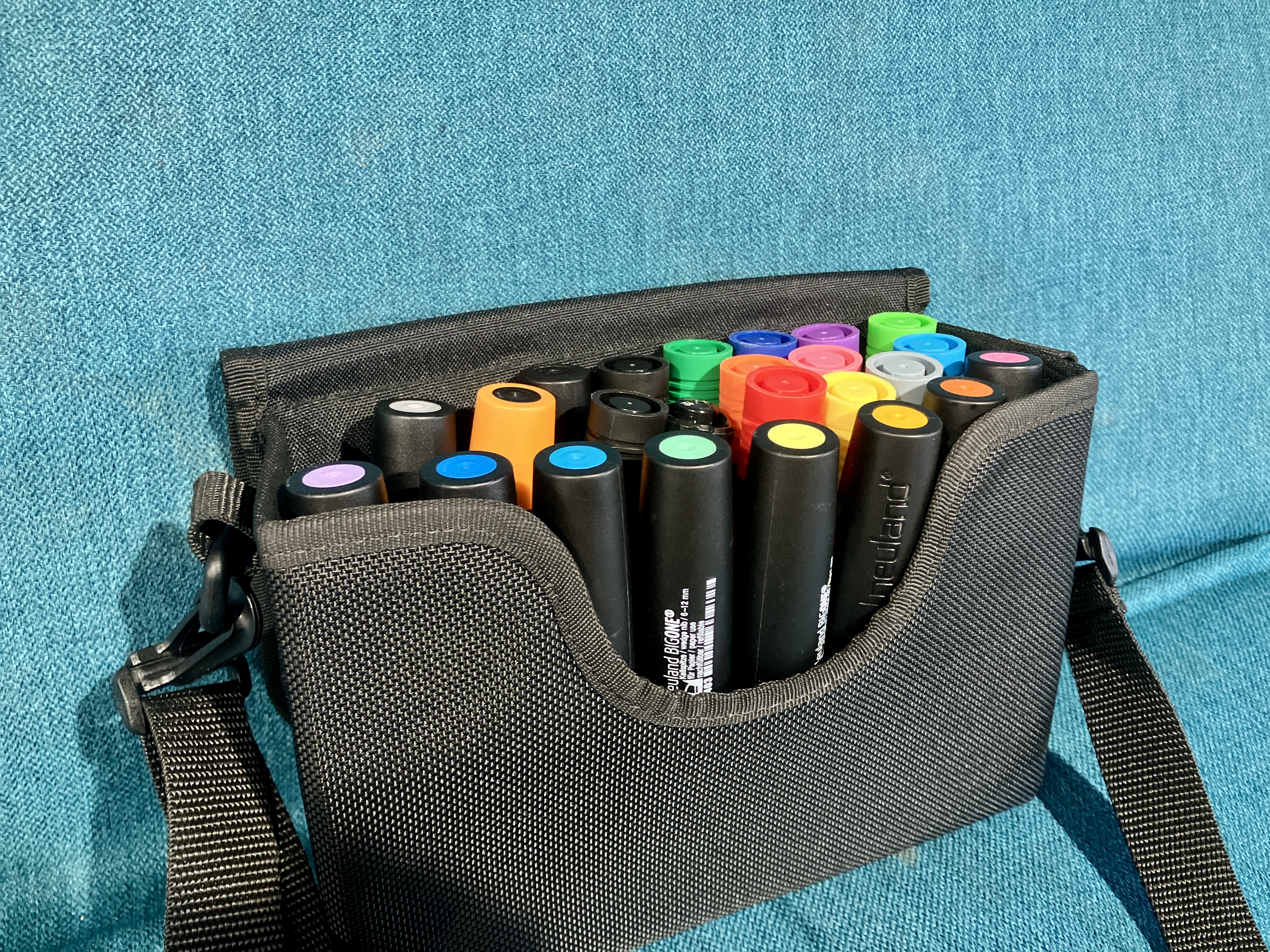グラレコの便利道具。ペンをまとめて持ち運べるショルダー型のペンケース